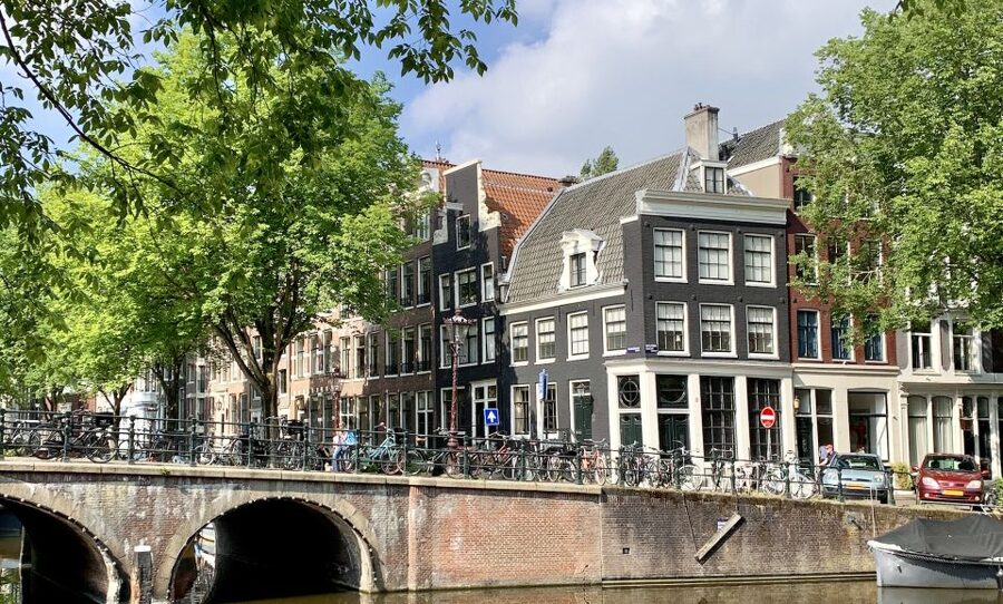 Amsterdam: Red Light District & City Tour German or English - De Waag finish point, plus how to use the tips you get