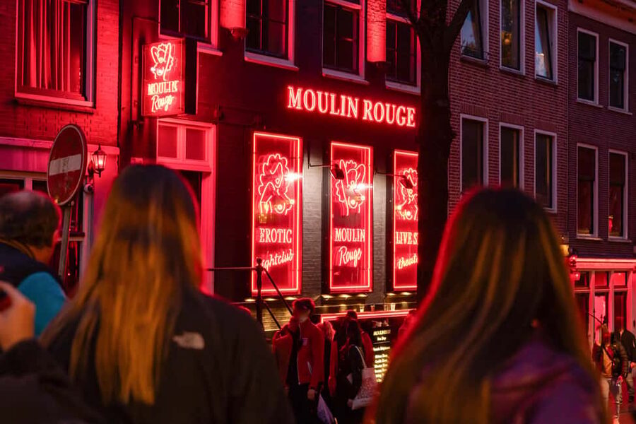 Amsterdam: Red Light District Tour in DE/EN/IT/ES/FR - National Monument and getting oriented: starting at the right energy