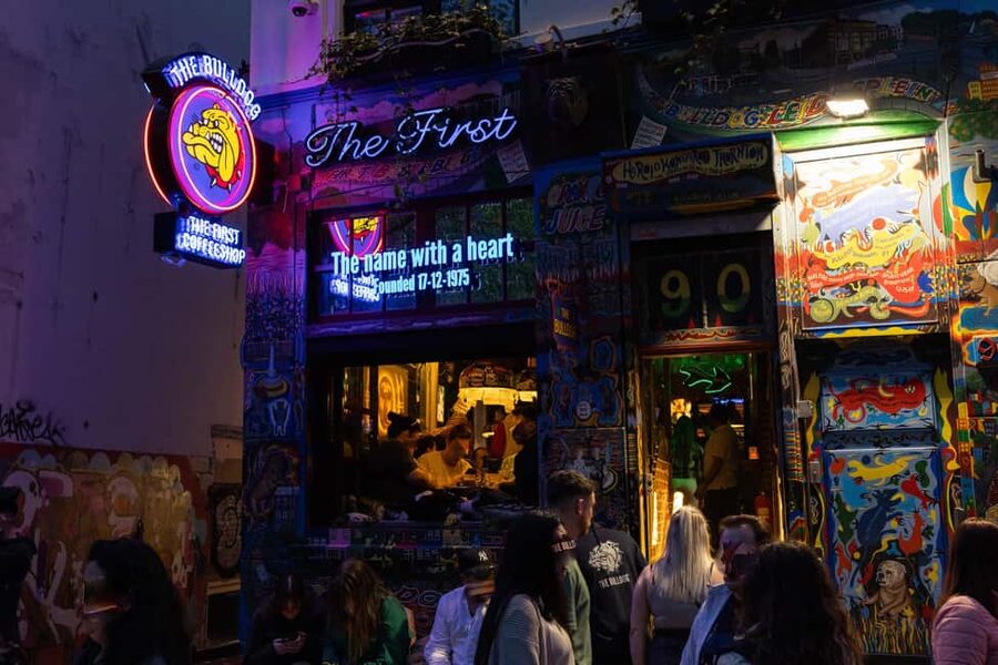 Amsterdam: Red Light District Tour in DE/EN/IT/ES/FR - Dancing Houses and the harbor origin: the district has roots