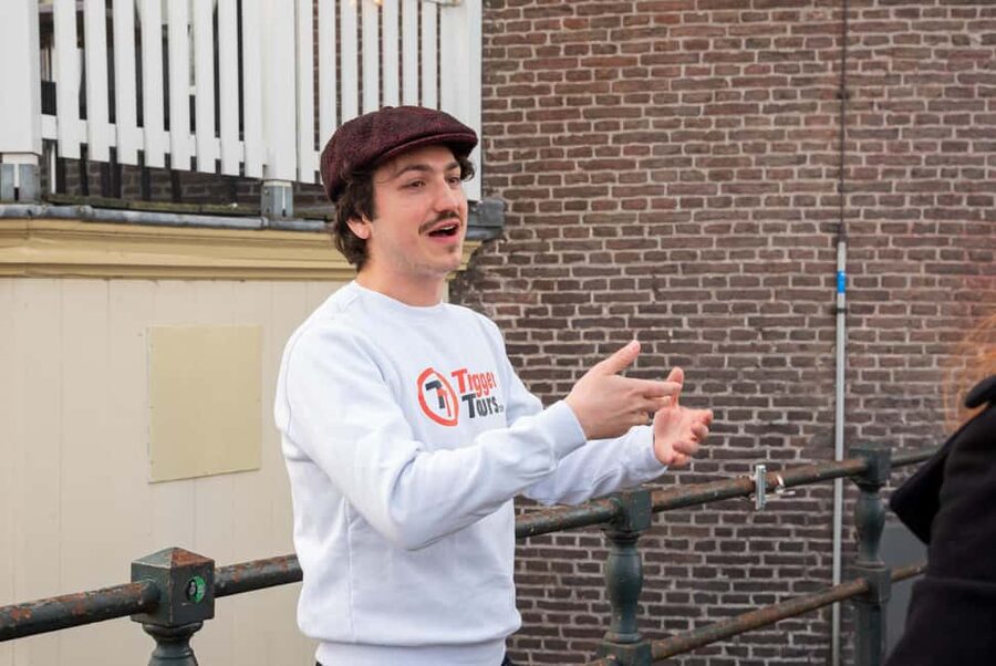 Amsterdam: Red Light District Tour in English or German - Condomerie, the narrow streets, and how the canal belt shapes the story