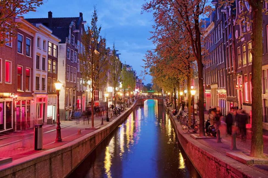 Amsterdam: Red Light District Tour in English or German - Timing and comfort: winter streets, crowd flow, and staying oriented