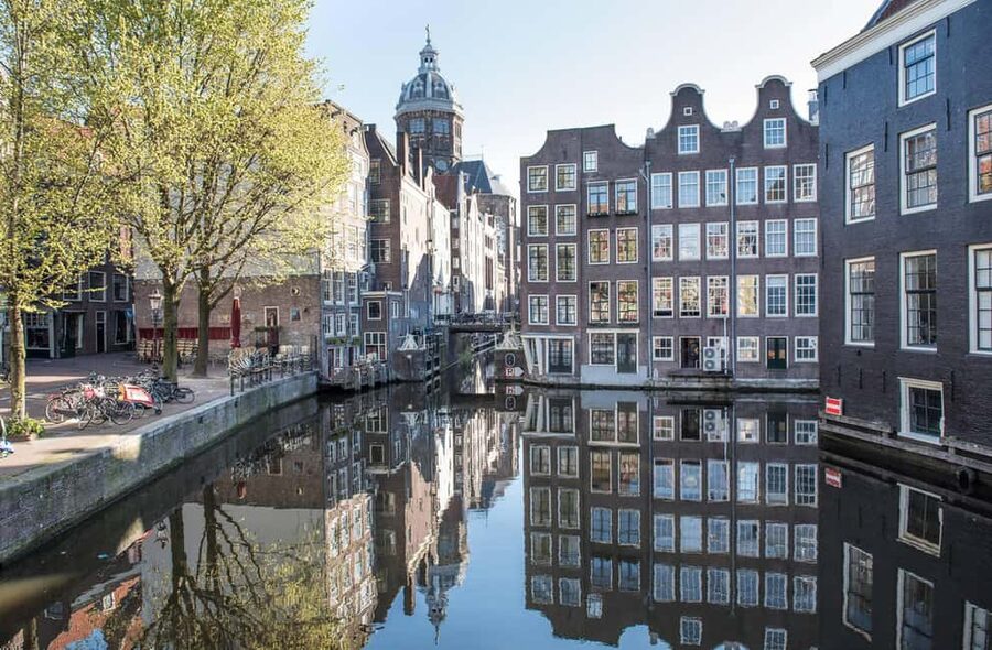 Amsterdam: Red Light District Tour in English or German - Who should book this tour, and who should skip it