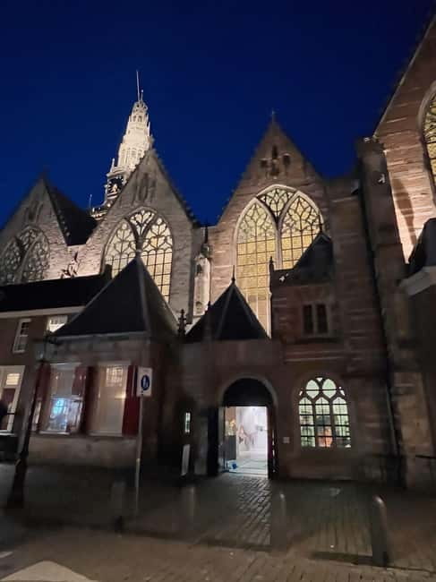 Amsterdam: Red Light District Tour in German/English for groups of 4 or more - Stops for selfies and the practical rhythm of a 2-hour walk