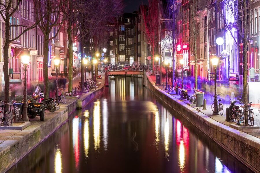 Amsterdam: Red Light District walking tour - Why This Red Light District Walk Feels Different Than a Stroll