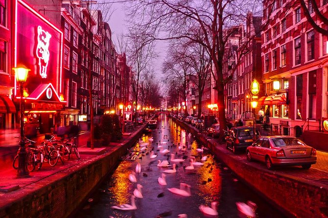 Amsterdam Red Light District Walking Tour in EN/DE/IT/ES - Getting oriented inside the Red Light District