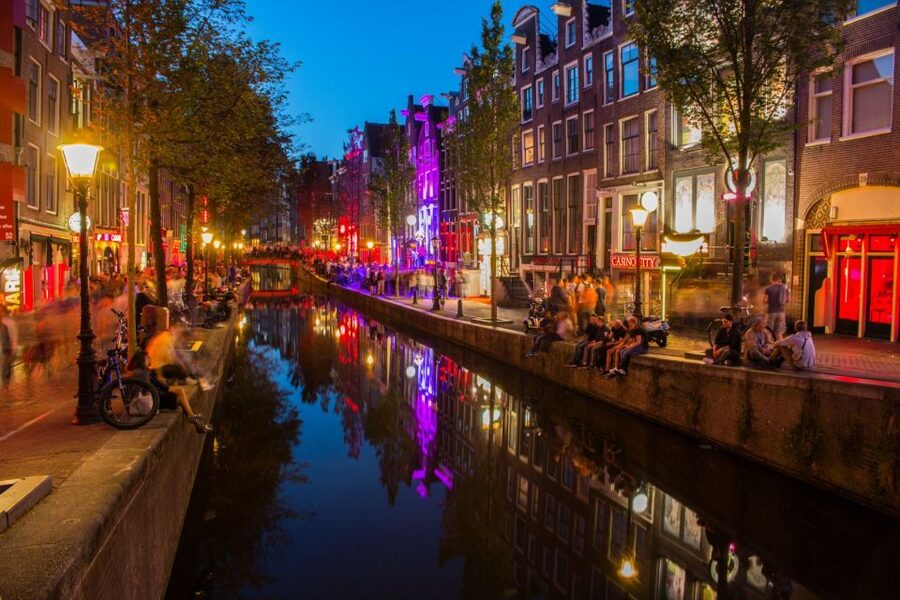 Amsterdam: Red Light District walking tour - 2 Hours on Foot: What the Tour Format Lets You See