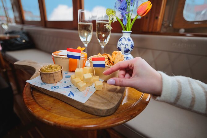 Amsterdam: Romantic Canal Cruise with Optional Bubbles & Bites - Negen Straatjes and Jordaan streets: when shopping meets canal culture