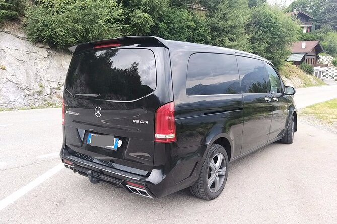 Amsterdam Schiphol Airport (AMS) to Amsterdam - Arrival Private Transfer - Inside the Car: Comfort, Cleanliness, and Practical Vehicle Setup