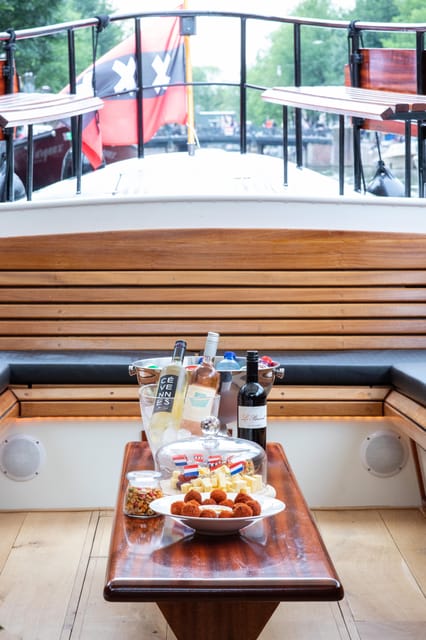 Amsterdam: Small-Group Canal Cruise incl. Drinks and Snacks - Amsterdam-Centrum and the Red Light District: a guided look with context