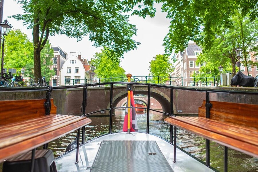 Amsterdam: Small-Group Canal Cruise incl. Drinks and Snacks - Weesperbuurt and Herengracht: less showy, still very Amsterdam