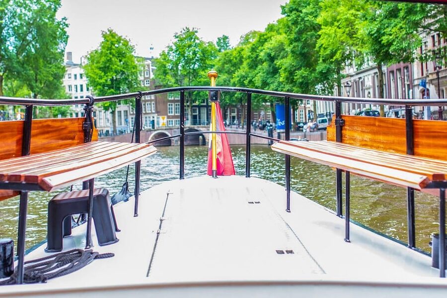 Amsterdam: Small-Group Canal Cruise incl. Drinks and Snacks - Dutch snacks and drinks: how the pacing works on board