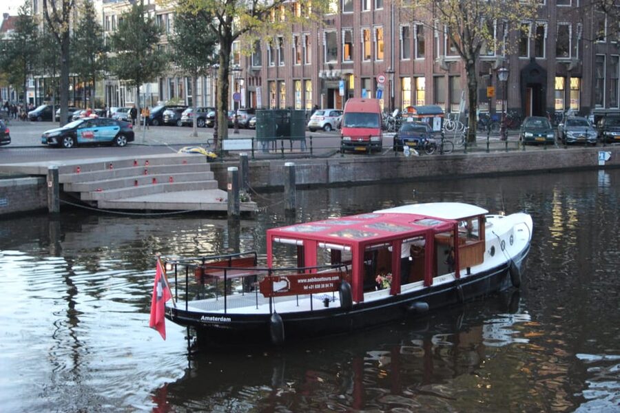 Amsterdam: Small-Group Canal Cruise incl. Drinks and Snacks - Getting to Keizersgracht 196 without stress