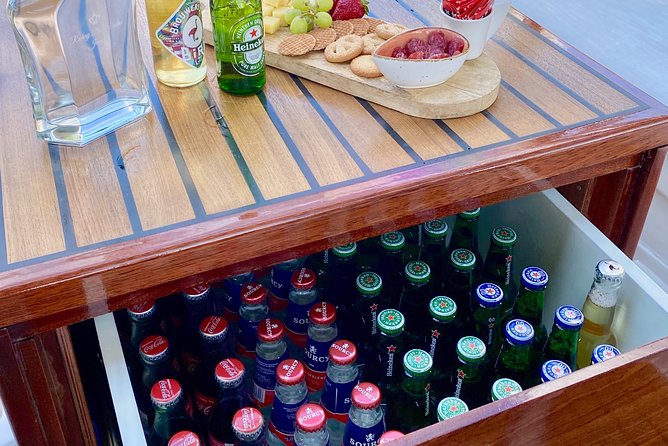 Amsterdam Small-Group Canal Cruise Including Snacks and Drinks - Group size and comfort: why small matters on the water