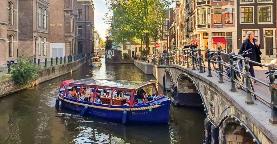 Amsterdam: Smoke and Lounge City Boat Cruise - Central Station Departure and the 70-Minute Route Through the Classic Canals
