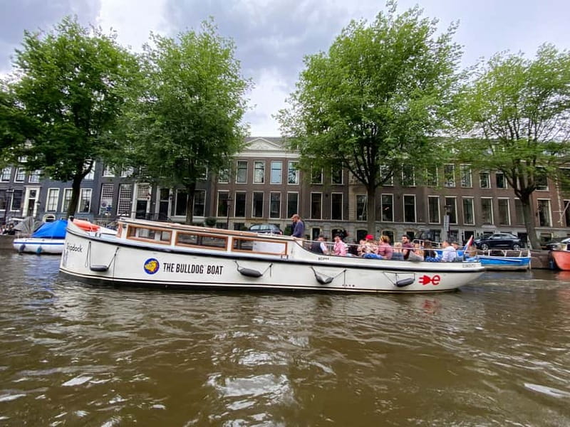 Amsterdam: The Bulldog Boat Smoke-Friendly Cruise & 2 Drinks - Who should book the Bulldog Boat, and who should skip it