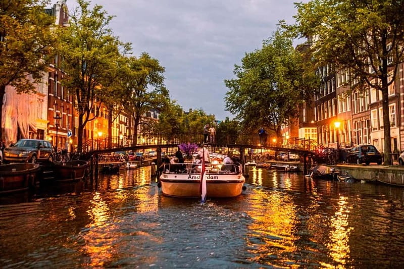 Amsterdam: The Bulldog Boat Smoke-Friendly Cruise & 2 Drinks - Price and value: how $35 works when two drinks are included