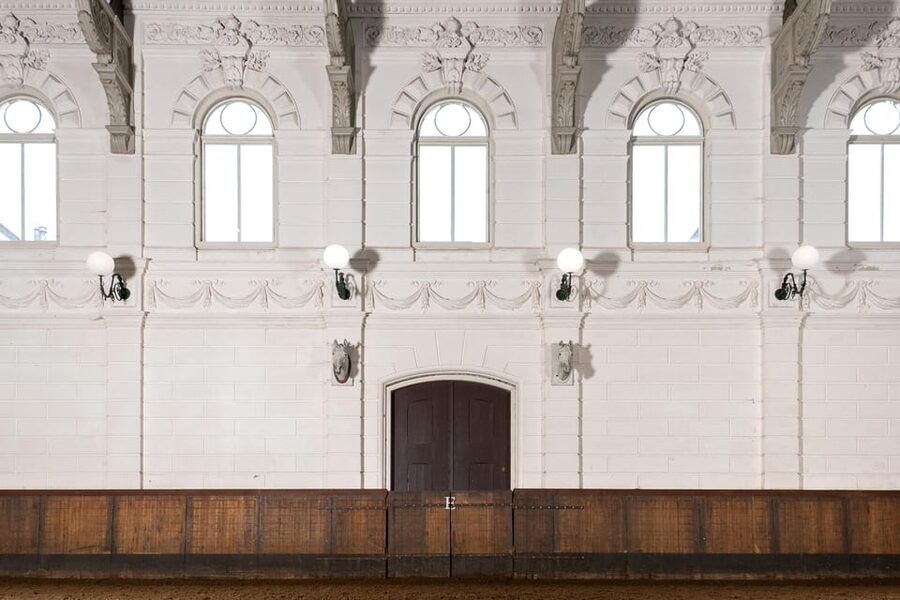 Amsterdam: The 'Hollandsche Manege' Stables Entry Ticket - Getting to the large doors and meeting your host