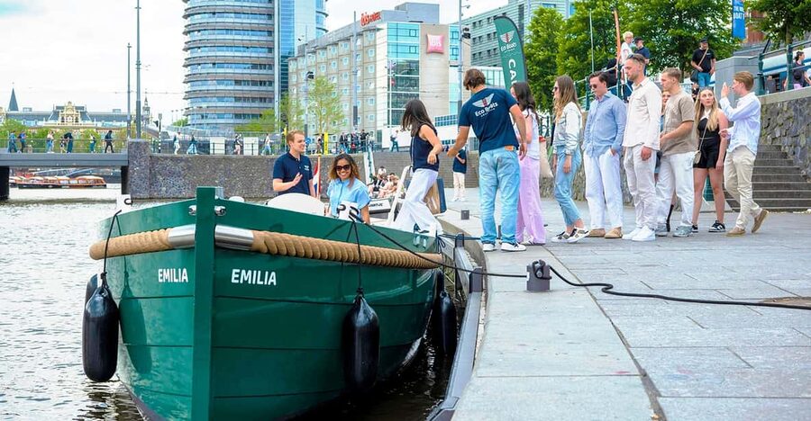 Amsterdam: The Newest Canal Cruise with Drink Option - Meeting at Amsterdam Centraal: Follow the Dark Green Flag