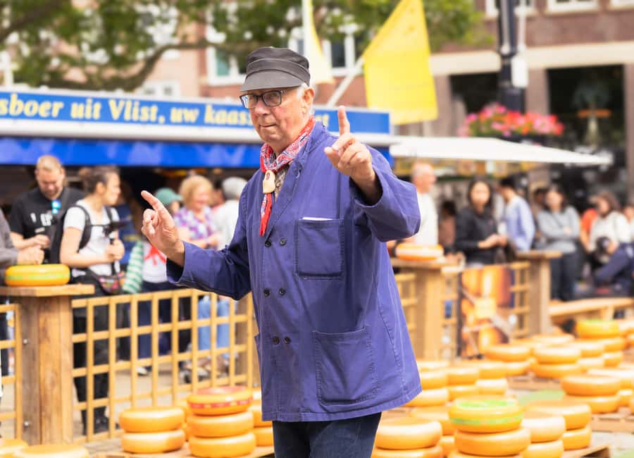 Amsterdam: Traditional Cheese Market Tour to Alkmaar - Smooth Logistics: The 08:30 Coach From Overhoeksplein