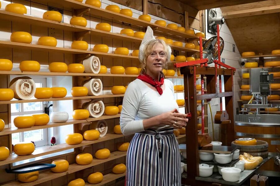 Amsterdam: Traditional Cheese Market Tour to Alkmaar - Arriving at Alkmaar: Photo Stop, Market Energy, Then Time to Move