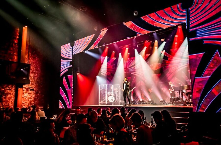 Amsterdam: VEGAS Dinner Show with 3-Course Sharing Menu - Timing in Amsterdam: doors at 6:30 PM, show at 7:15 PM
