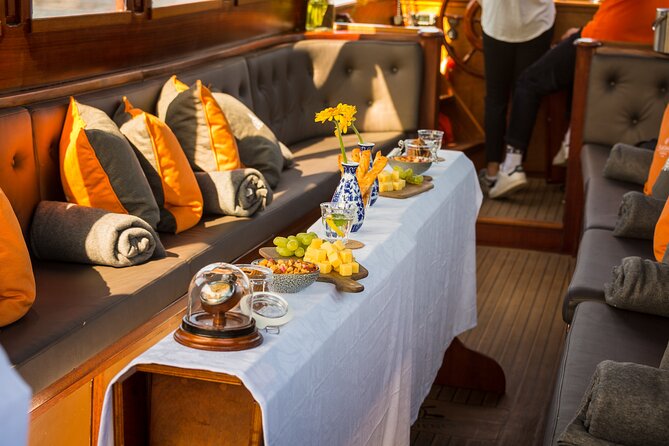 Amsterdam Walking Tour and Cruise with Drinks and Cheese Tasting - The walking route: from the stock exchange area to Centraal Station