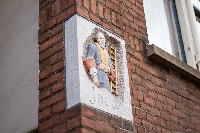 Amsterdam Walking Tour: Urban Legends & History with local guide - Stop 4: Begijnhof, a peaceful courtyard with an eerie resident