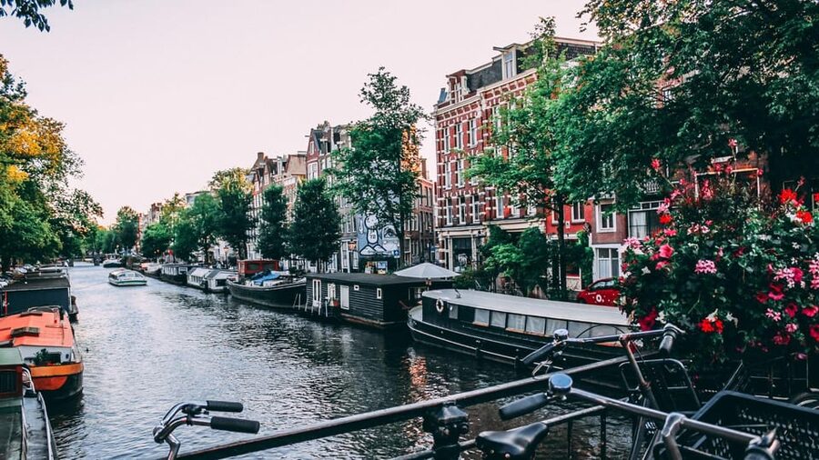 Amsterdam Walking Tour with a Local - How the tour works: from neighborhood start to top-sight loop
