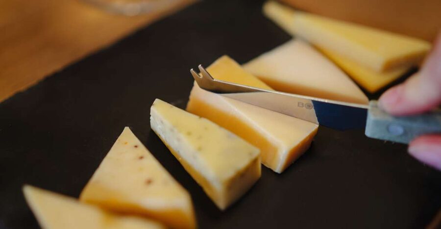 Amsterdam Walking Tour with Cheese Tasting - Small group size and bilingual guides: what that changes