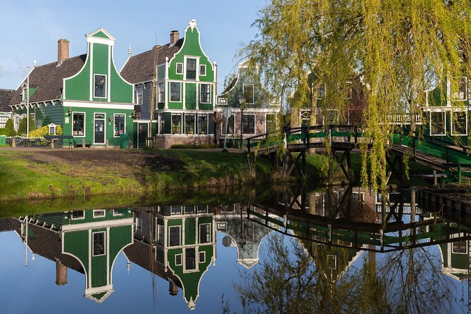 Amsterdam: Windmills, Cheese and Volendam Tour with Video Guide - How the English video guide keeps your day from feeling chaotic