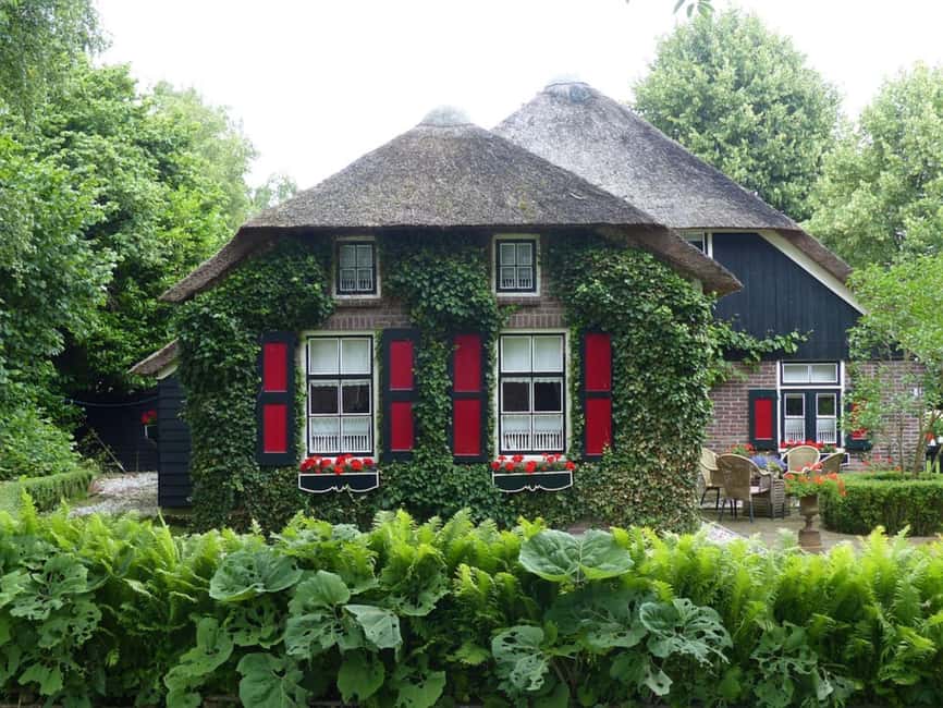Amsterdam: Zaanse Schans and Giethoorn Guided Combo Tour - Giethoorn: The Canal-City That Feels Like a Different Country
