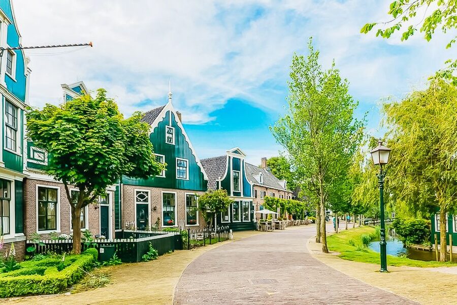 Amsterdam: Zaanse Schans, Edam, Volendam & Marken Bus Tour - Volendam: Colorful Houses, Harbors Full of Fishing Boats, and Real Time to Wander