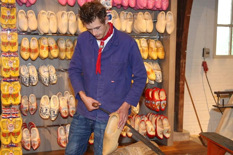 Amsterdam: Zaanse Schans, Marken, Volendam, & Edam Day Tour - Edam: Cobblestones and the Church Moment