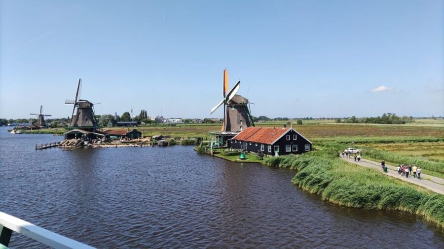 Amsterdam: Zaanse Schans Windmills Bike Tour with Guide - Bikes and safety reality: hand brakes only