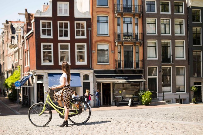 Anne Frank Private Bike Tour in Amsterdam - Getting set up at Staalmeester Bridge, orange umbrella included