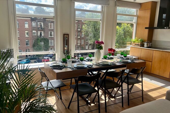 Authentic Italian Dinner in Cozy Canal Home in Amsterdam - Luca in the open kitchen: how the meal becomes a lesson