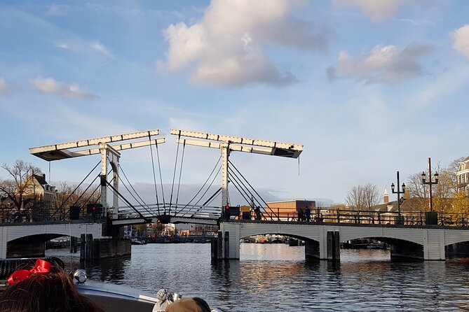 Classic Salonboat Tour in Amsterdam Including Cheese and Wine - Getting to Westermarkt 20 and finding your boat fast