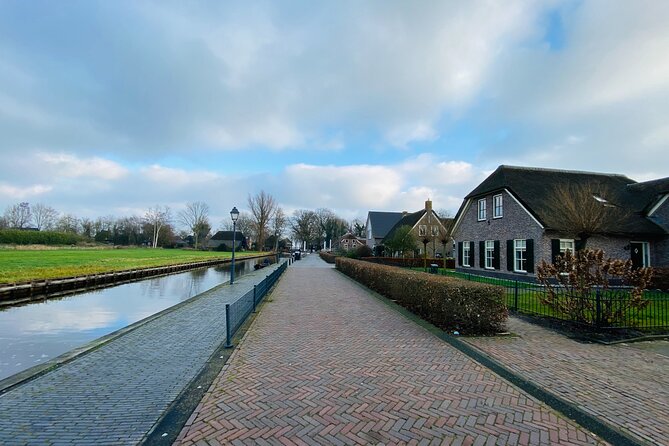 Day Tour Giethoorn, Afsluitdijk and Zaanse Schans with Boat Cruise - Comfort, crowds, and the guide factor: what to expect when things get tight