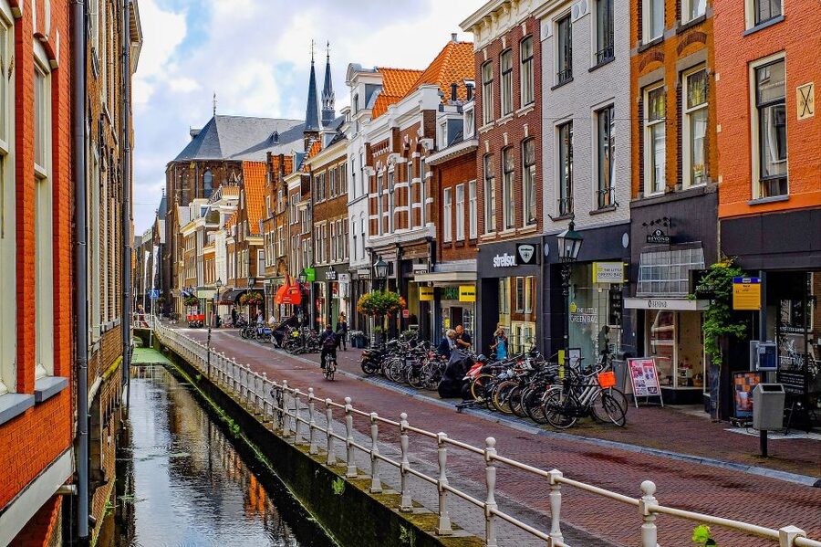Delft: Guided Walking Tour - Meeting at Markt 87, Hugo Grotius, and Getting Your Bearings