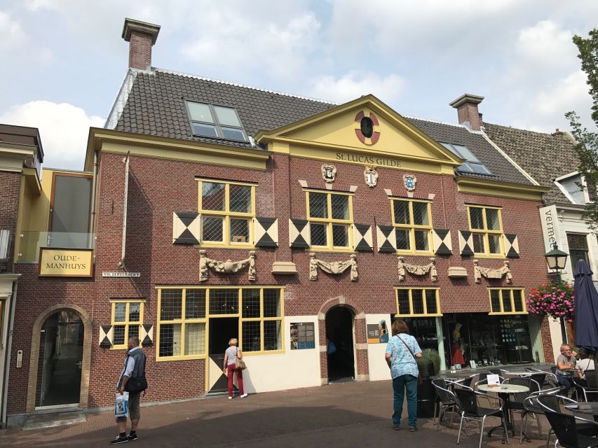 Delft: Vermeer Centrum Delft Museum Entry Ticket - Staff and Museum Vibe: Friendly, Informative, and Approachable