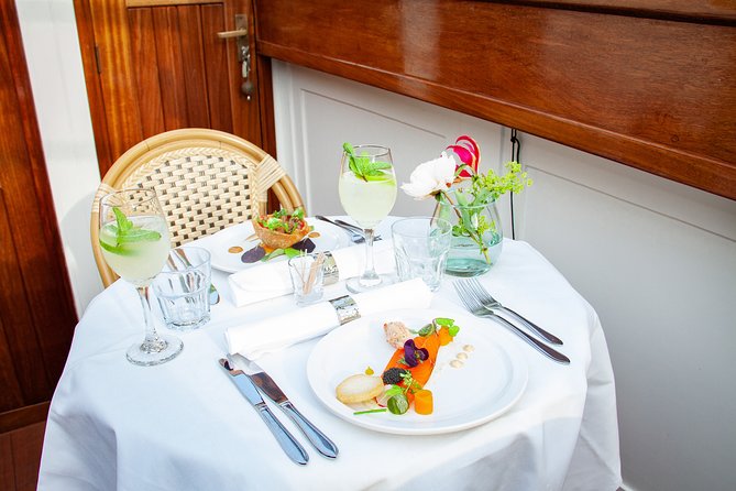 Dinner Canal Cruise Amsterdam: 3-Course Dinner Included - Where the night starts: Zwanenburgwal and the 6:30 pm timing