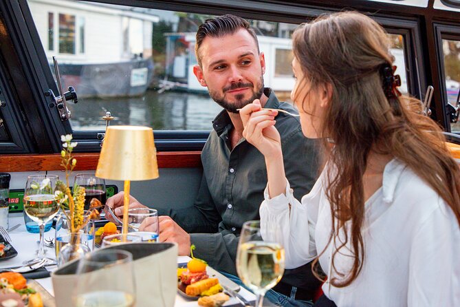 Dinner Canal Cruise Amsterdam: 4-Courses Including Drinks - Prins Hendrikkade Departure and a Smooth Two-Hour Flow