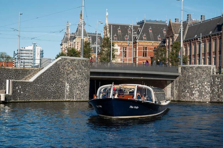 Discover Amsterdam: Luxury Canal Cruise with a Local Skipper - Binnenstad pass-by: canal life, houseboats, and city textures