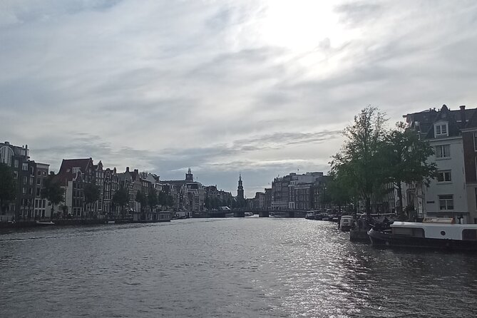 Discover the City Centre of Amsterdam - Halvemaansbrug and Staalmeestersbrug: houseboats, dancing houses, and a top view