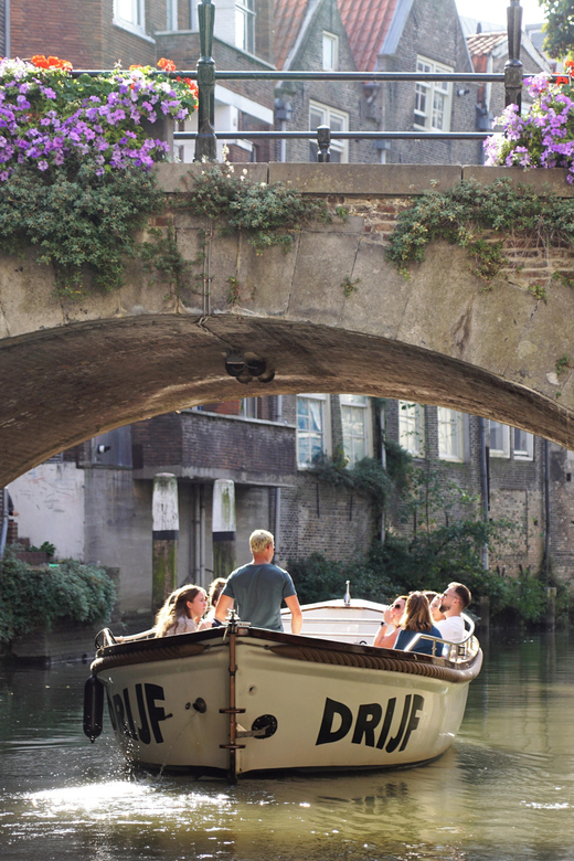 Dordrecht: City Canal Cruise - Groothoofd panoramas: the city gate payoff moment