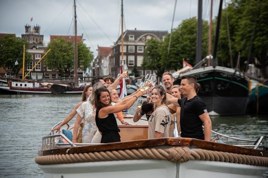 Dordrecht: City Canal Cruise - Comfort and rain planning: what changes and what does not