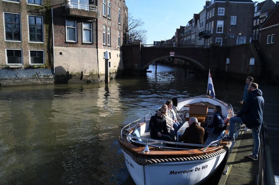 Dordrecht: City Canal Cruise - Drinks onboard: small treat, separate cost