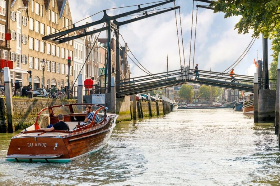 Dordrecht: City Walking Tour with Boat Ride - What makes the guide and captain pairing so good