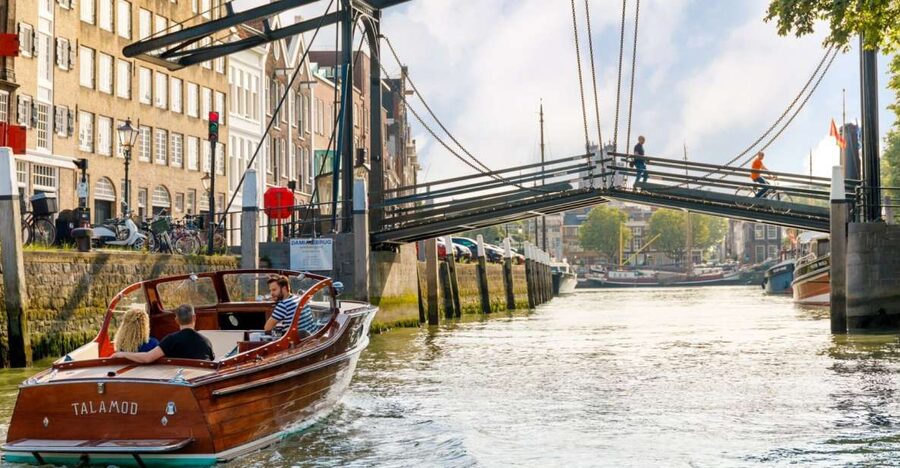 Dordrecht: City Walking Tour with Boat Ride - Grote Kerk and the walking route that keeps you oriented