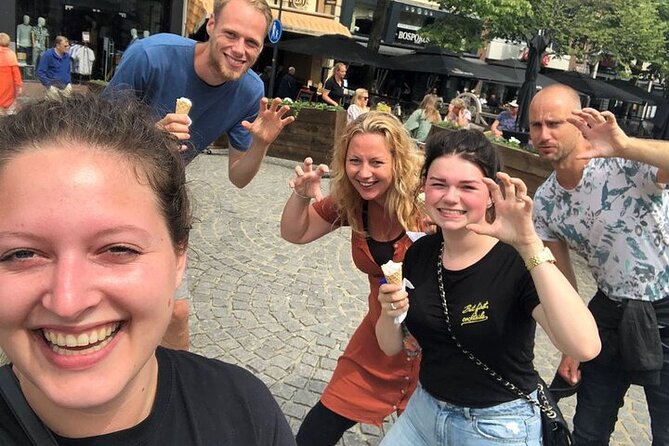 e-Scavenger hunt Volendam: Explore the city at your own pace - Wooden Shoe Factory, De Havenhof, and how to handle shopping time